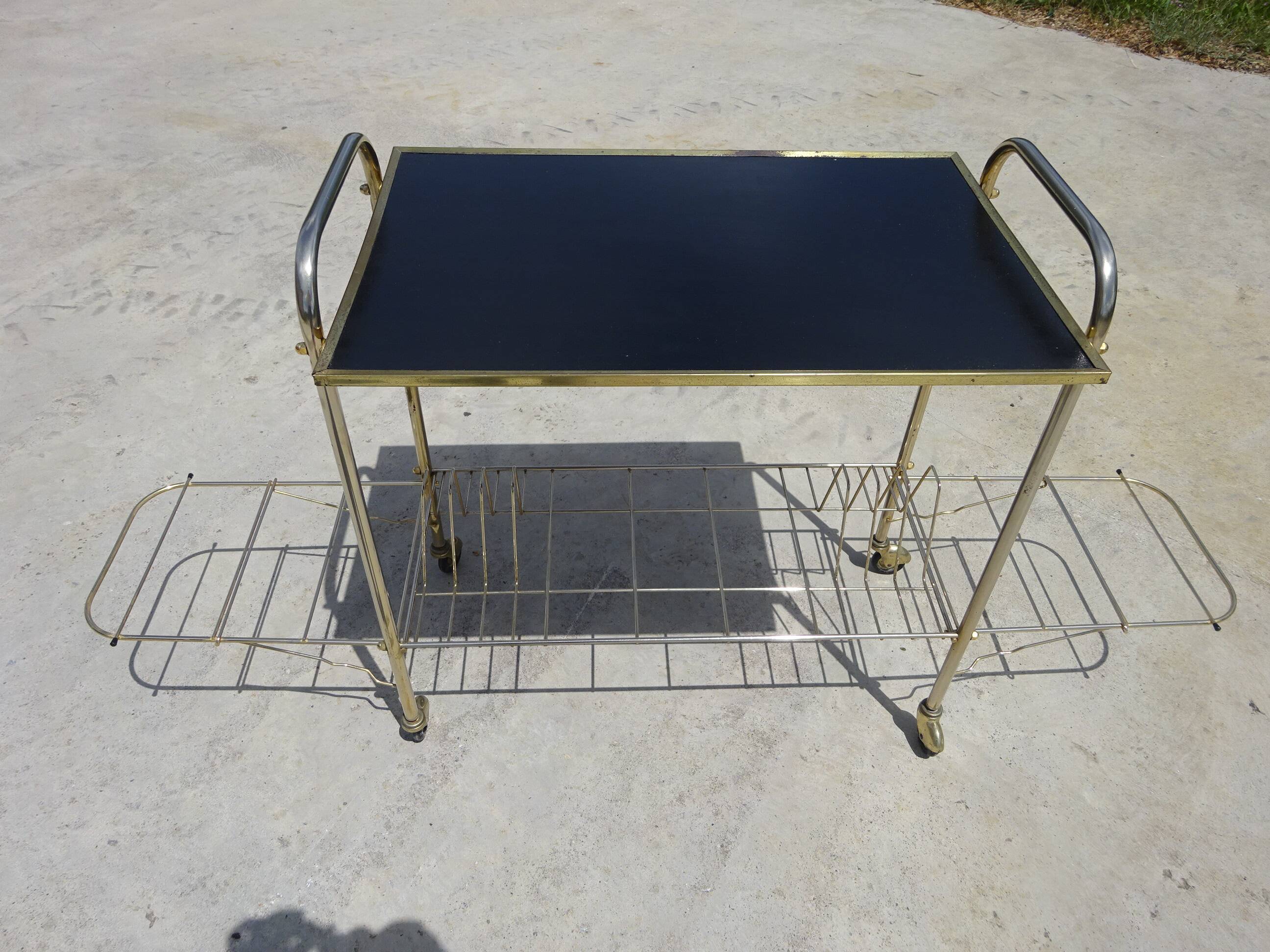 Desserte roulante, porte-vinyles en métal doré