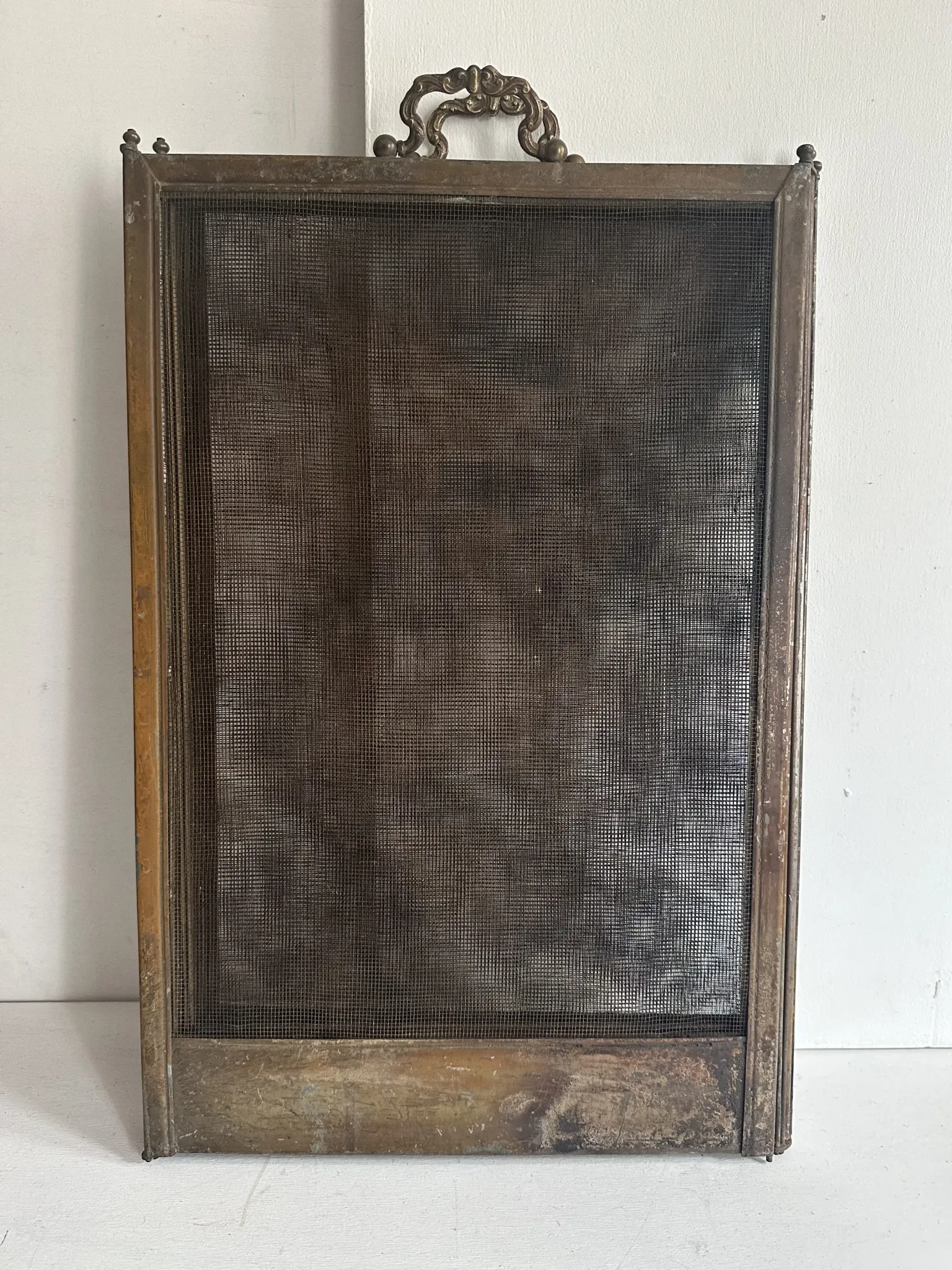 Antique brass and iron mesh spark guard with 4 panels – Early 20th century