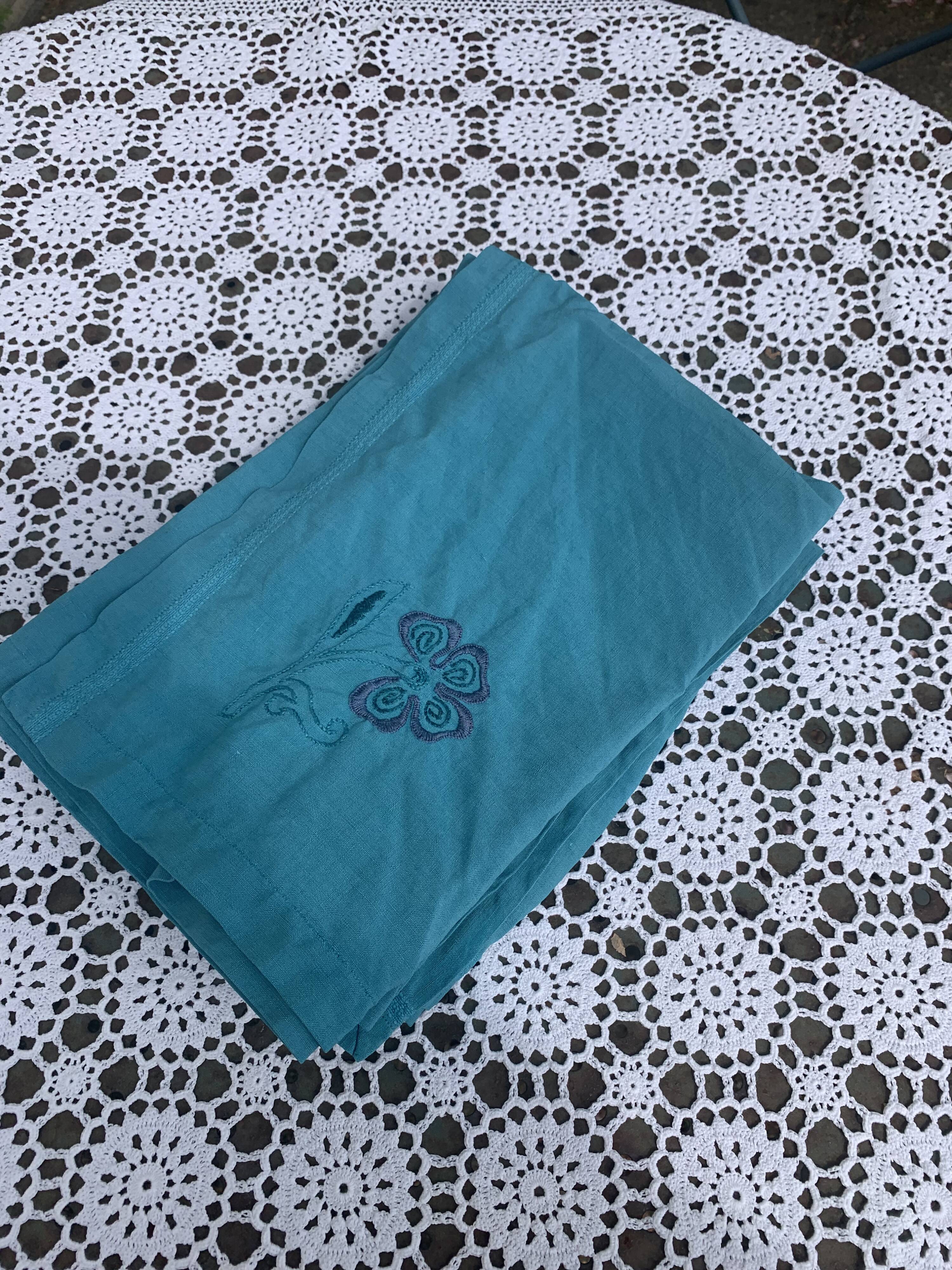 4 white linen napkins, emerald tinted, embroidered with flowers and monogrammed, old GM