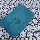 4 serviettes en lin blanc, teintées émeraude, brodées de fleurs et monogrammées, GM anciennes