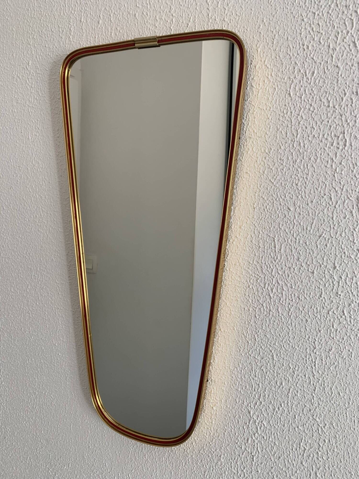 Vintage 1960 asymmetrical mirror, free-form, gold and red - 71 x 3
