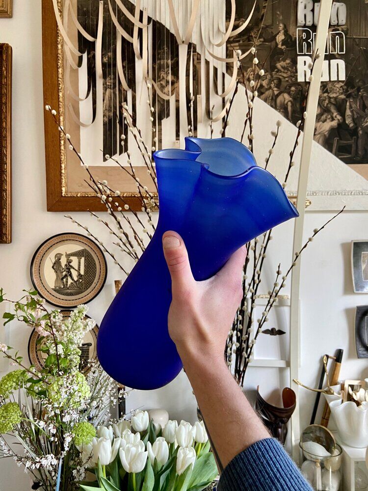 Vase mouchoir en verre bleu