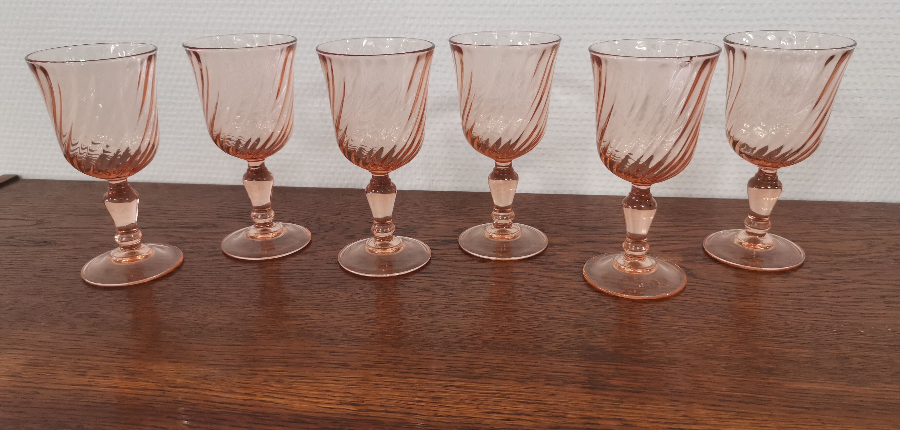 Set of 6 pink twisted wine glasses "Rosaline" Luminarc France