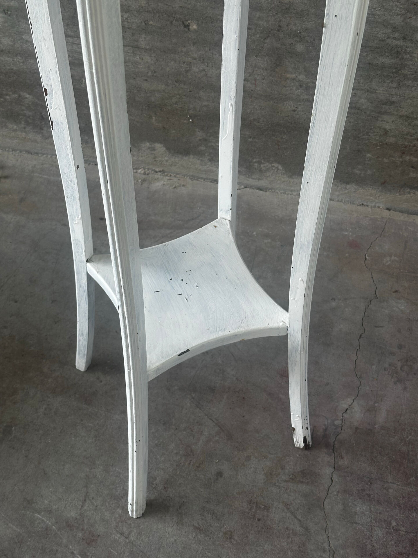 Sellette ancienne en bois peint blanc – H 110 cm