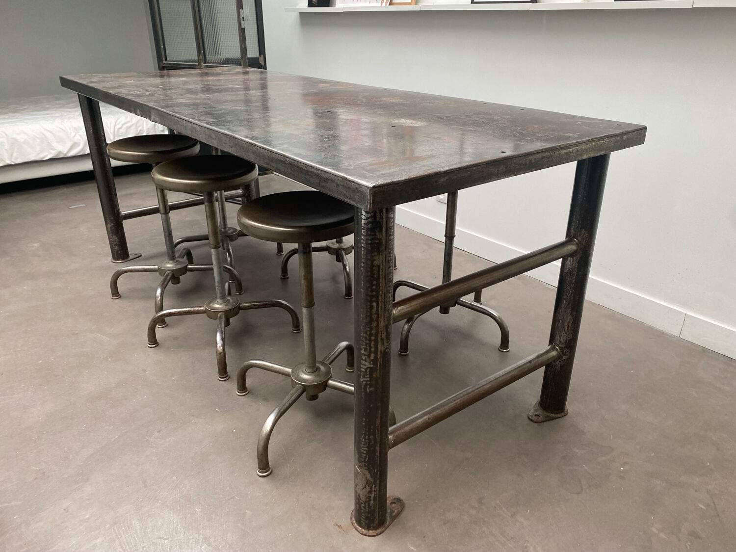 Industrial table with 6 pneumatic stools.