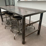 Industrial table with 6 pneumatic stools.