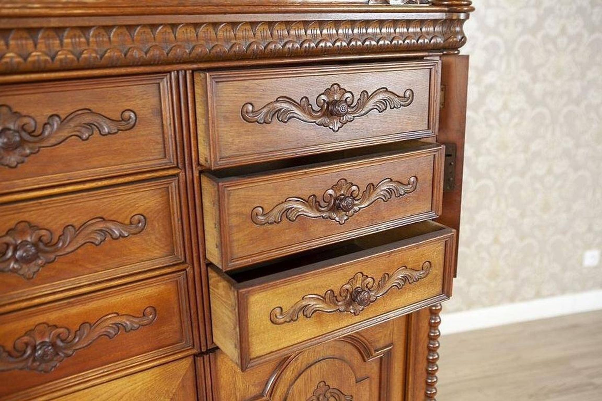 Cabinet de style Renaissance Revival en noyer, 1900