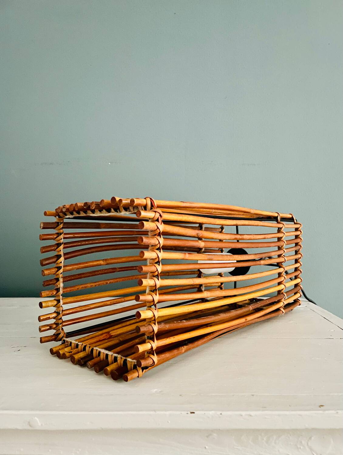 Lampe cube en bois et osier vintage