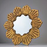 Miroir Hollywood Regency en bois doré sculpté avec motif de fleurs et de soleil, années 1950