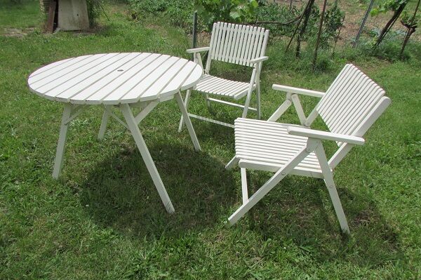 Table and 2 folding garden chairs