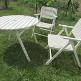 Table and 2 folding garden chairs
