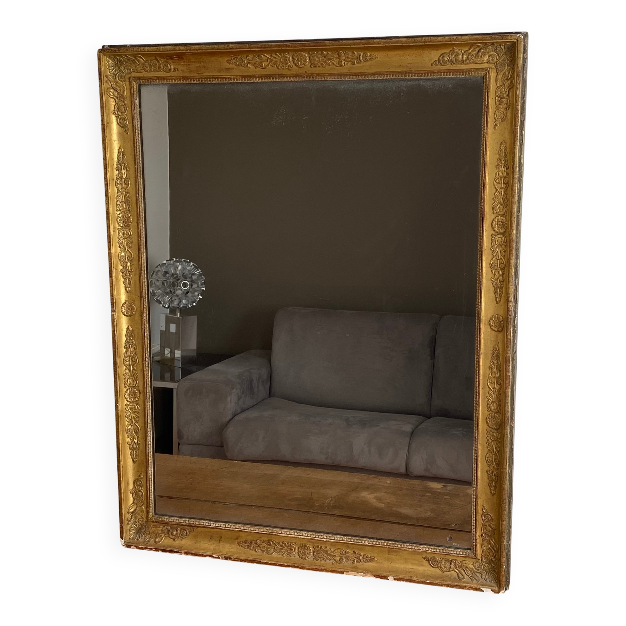 Golden mirror from the late 19th century with decoration. 100x80.