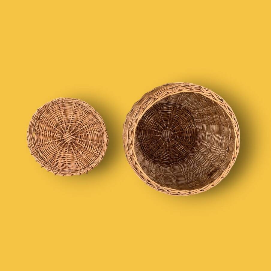 Large vintage wicker basket with lid – circa 1960