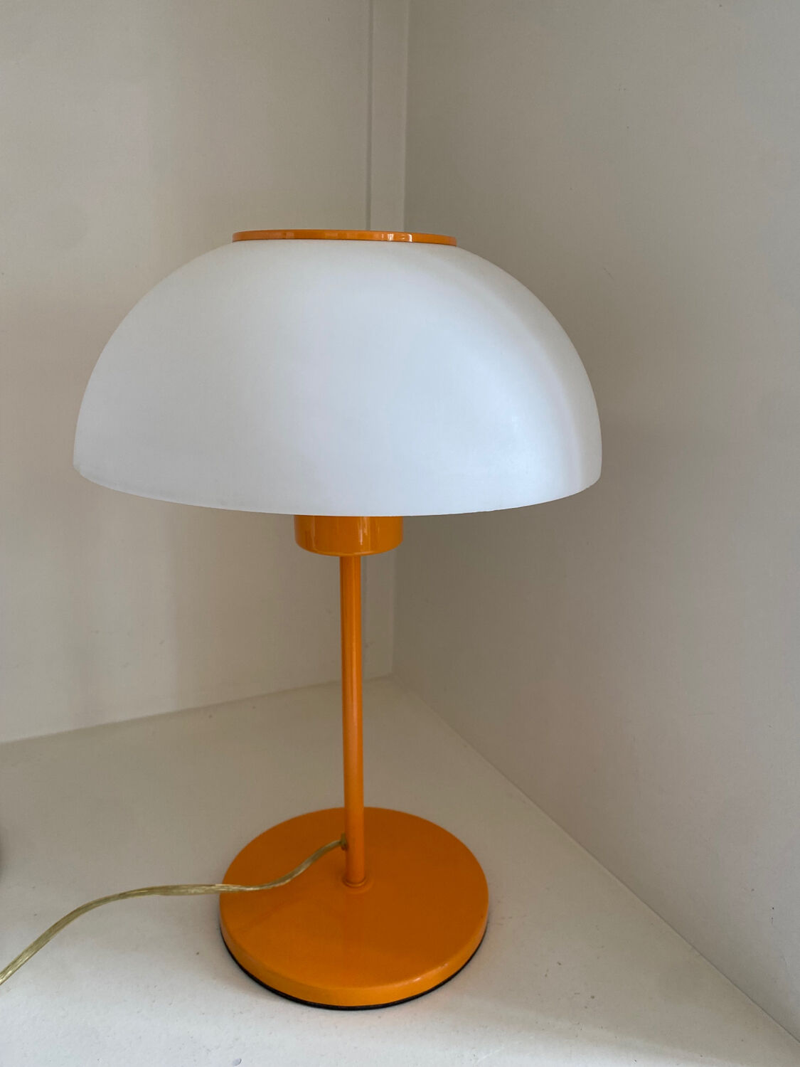 Lampe champignon vintage métal laqué orange et plastique blanc