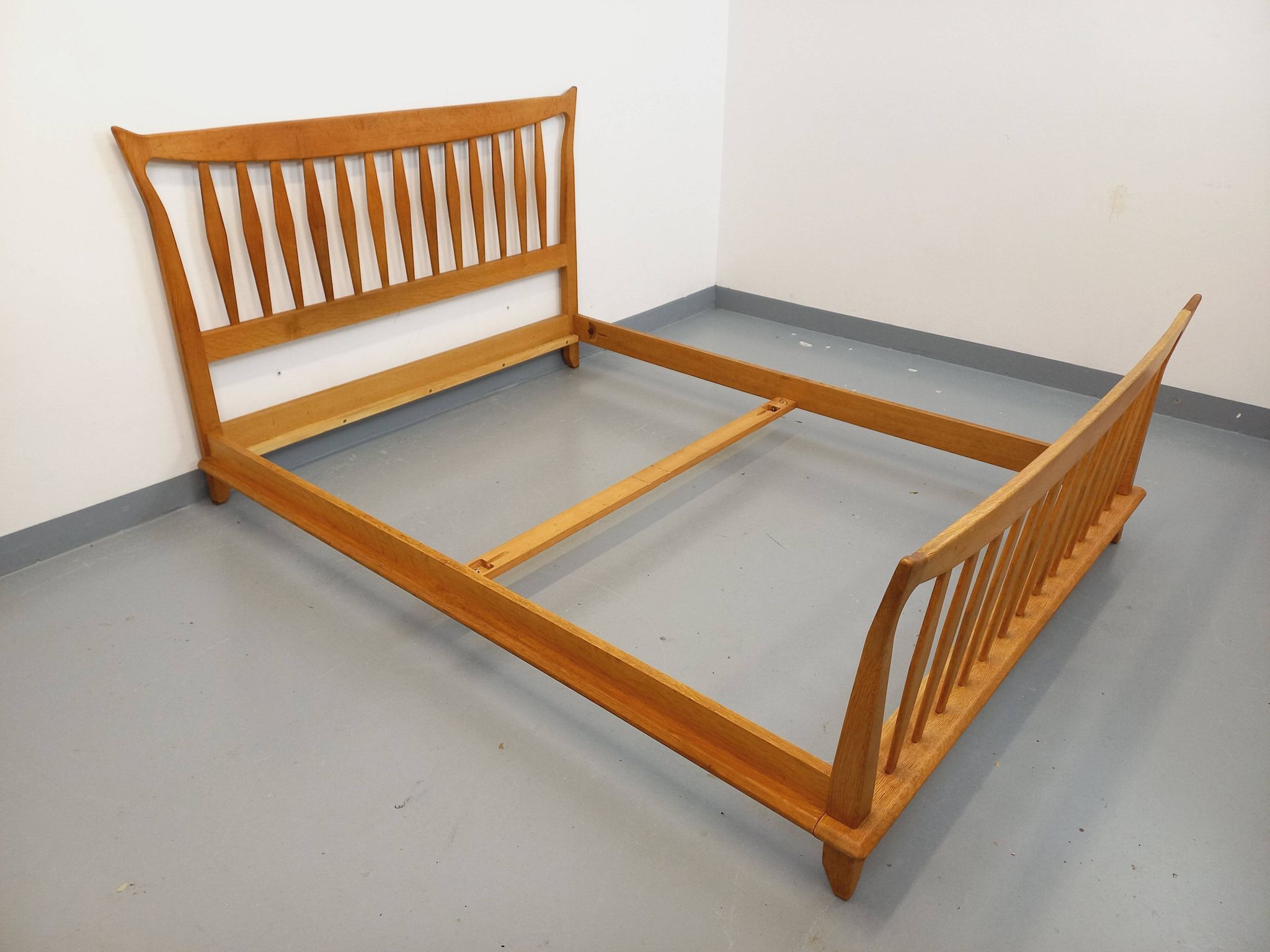Double vintage French bed by Guillerme et Chambron in solid oak from the 1960s.