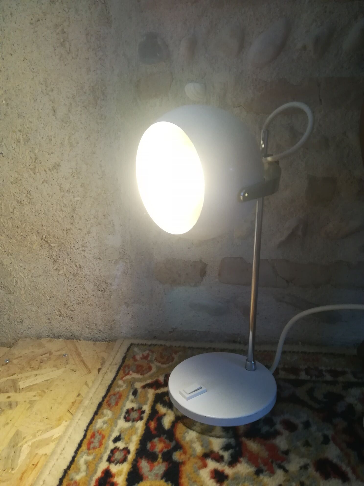 Lamp on foot eyeball