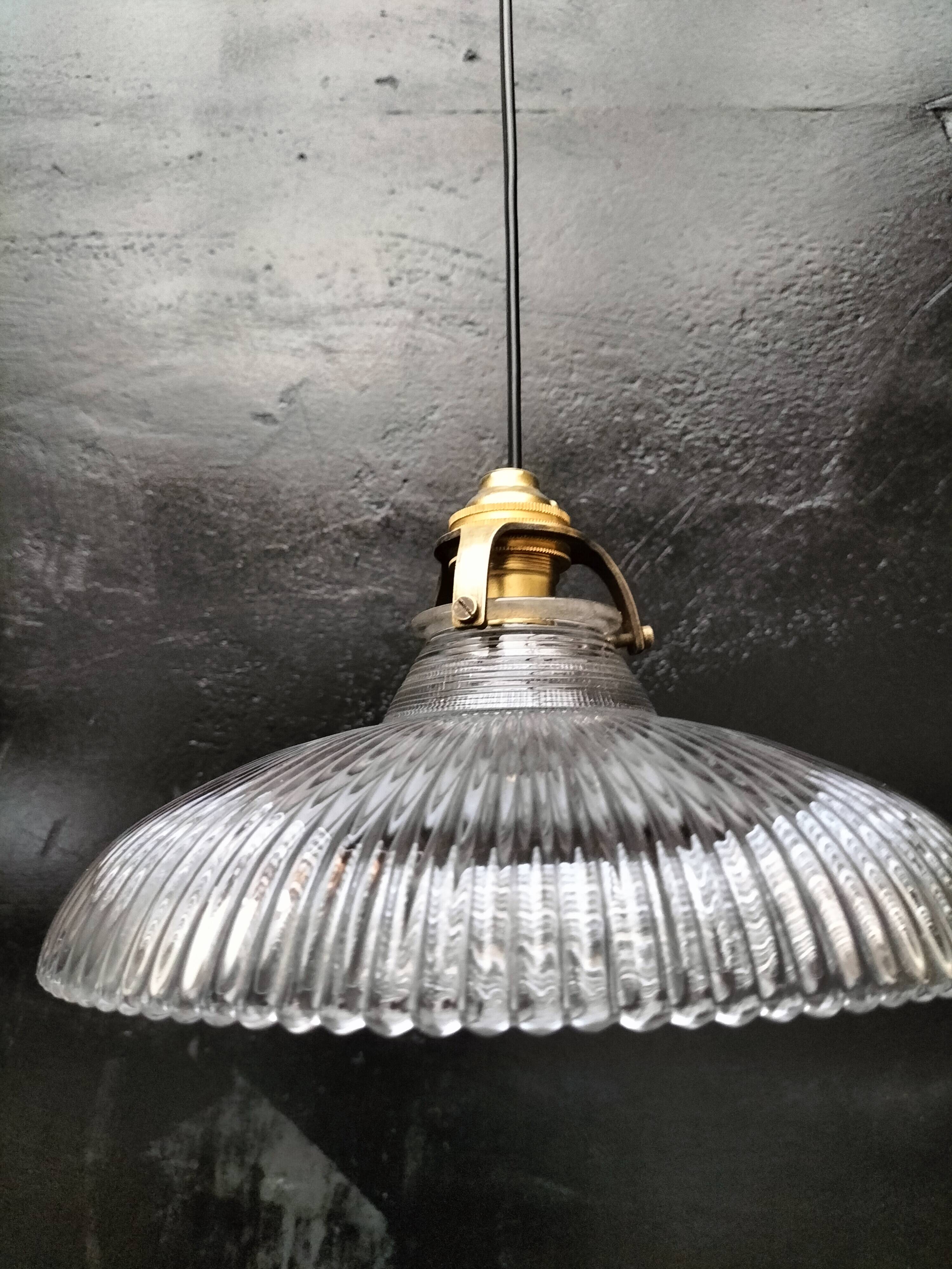 Holophane suspensions