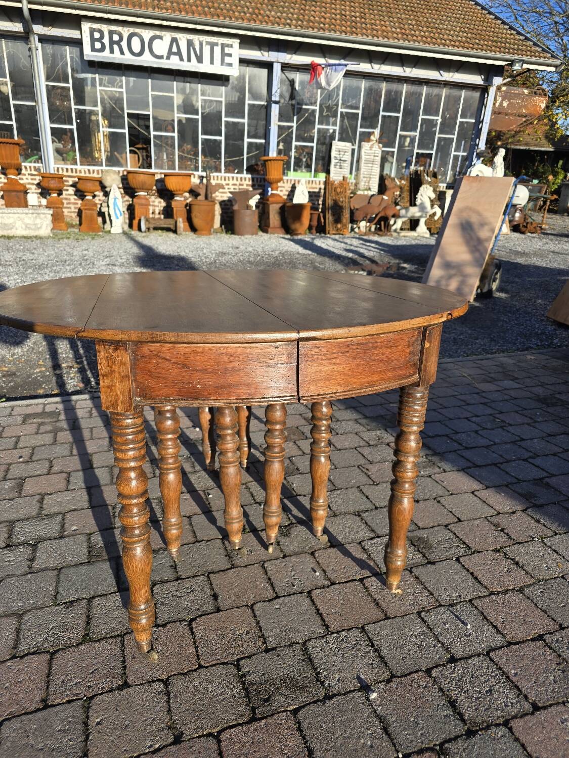 12-foot round oak table with 7 extensions / 20 people