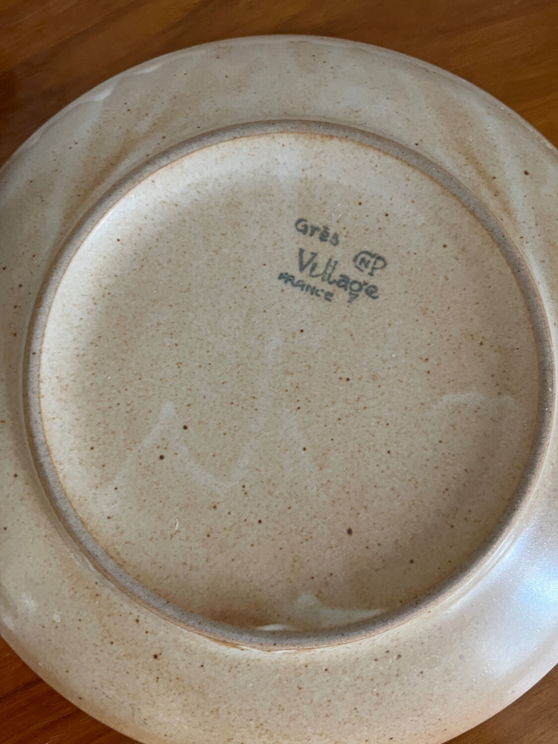 Lot de quatre assiettes plates en grès CNP Village vintage