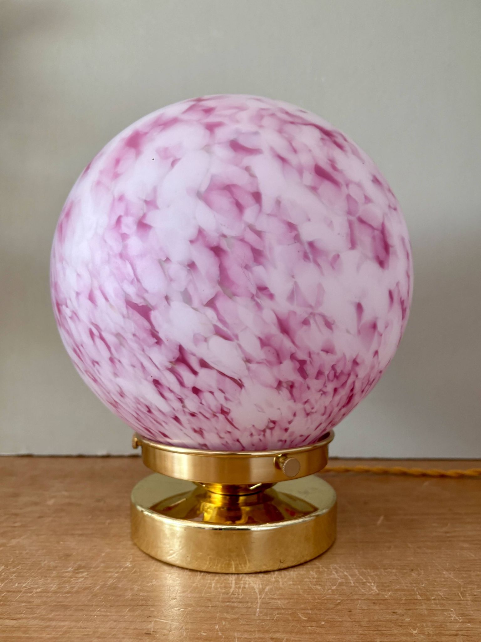 Lampe à poser globe vintage en verre rose et blanc