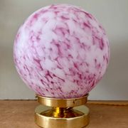 Lampe à poser globe vintage en verre rose et blanc