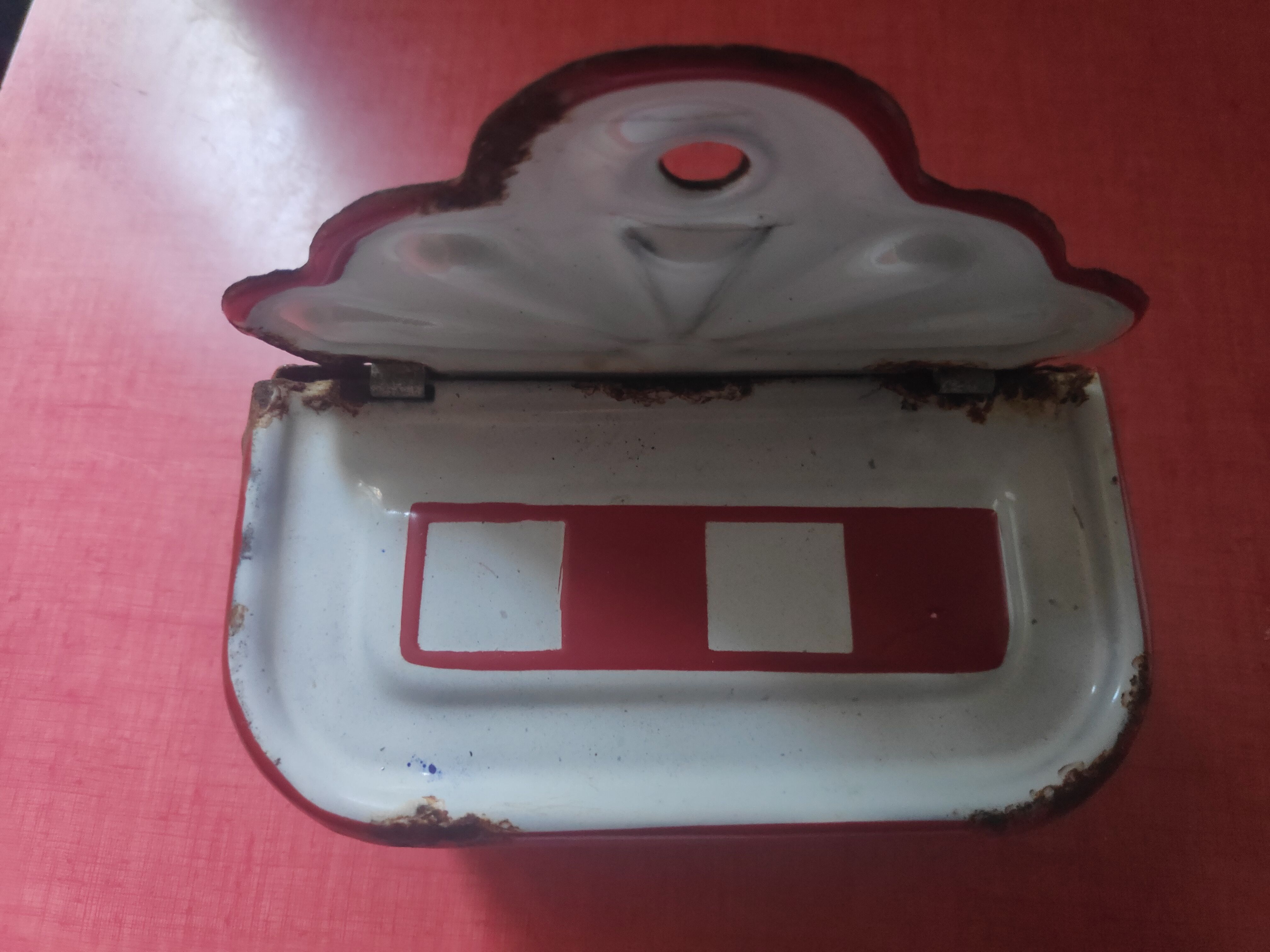 Matchbox in enamelled sheet metal Art Deco white/red