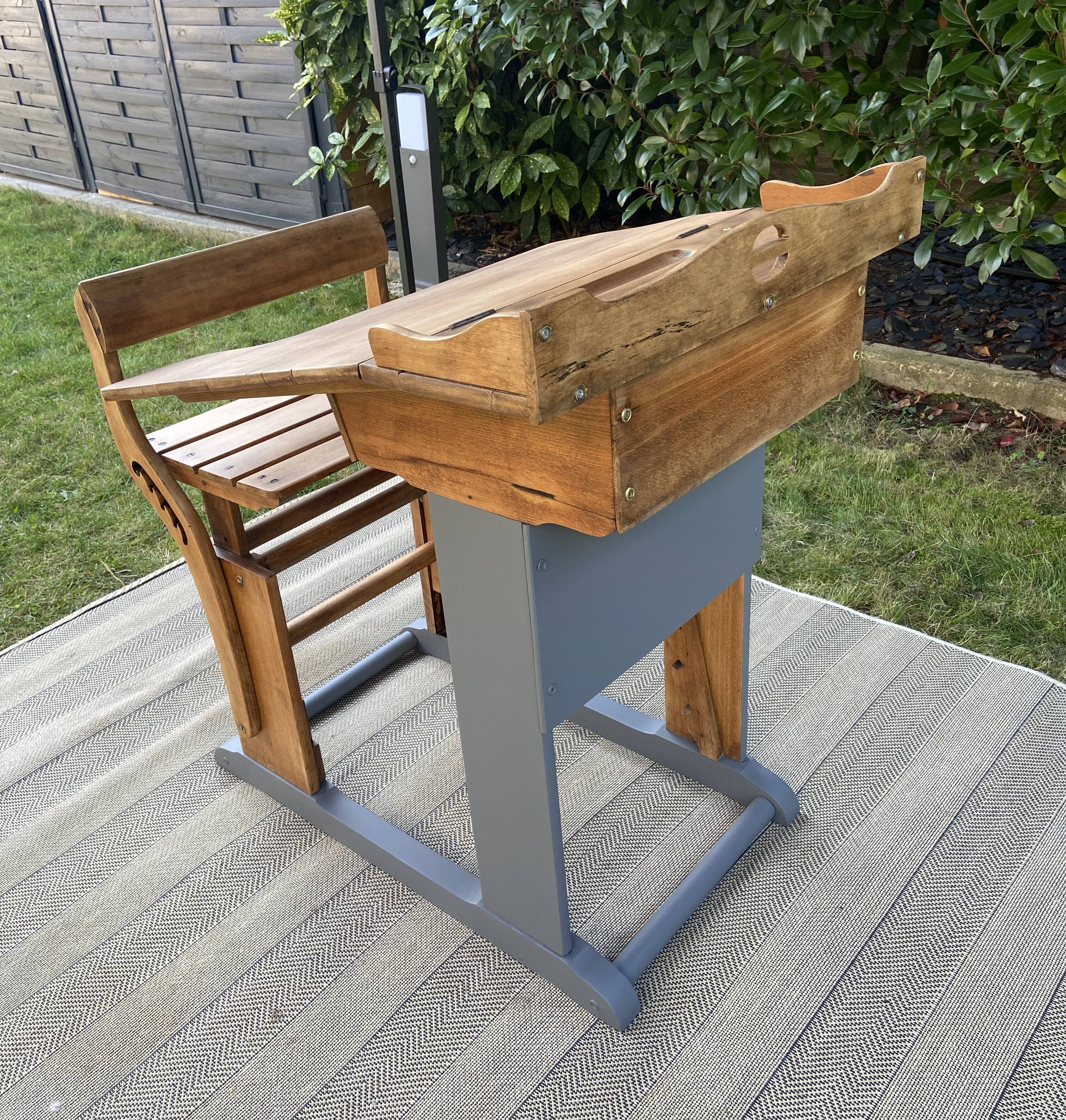 School desk with height-adjustable seat