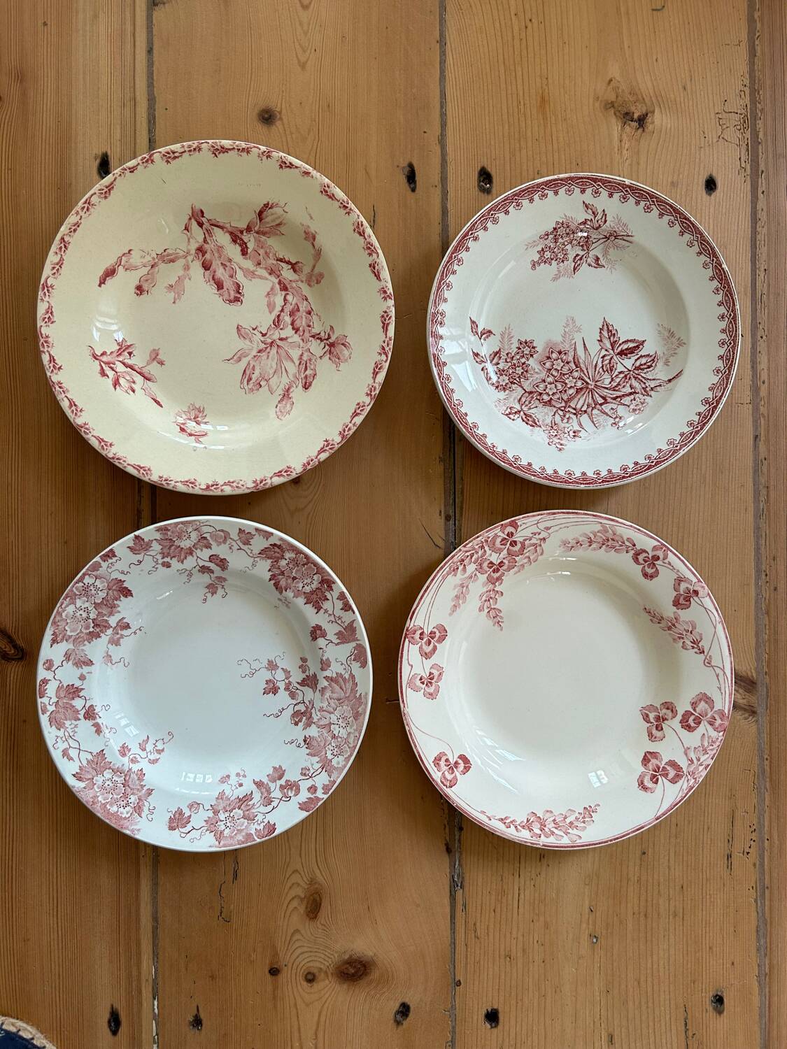 Série dépareillée de 4 assiettes creuses « Terre de Fer »