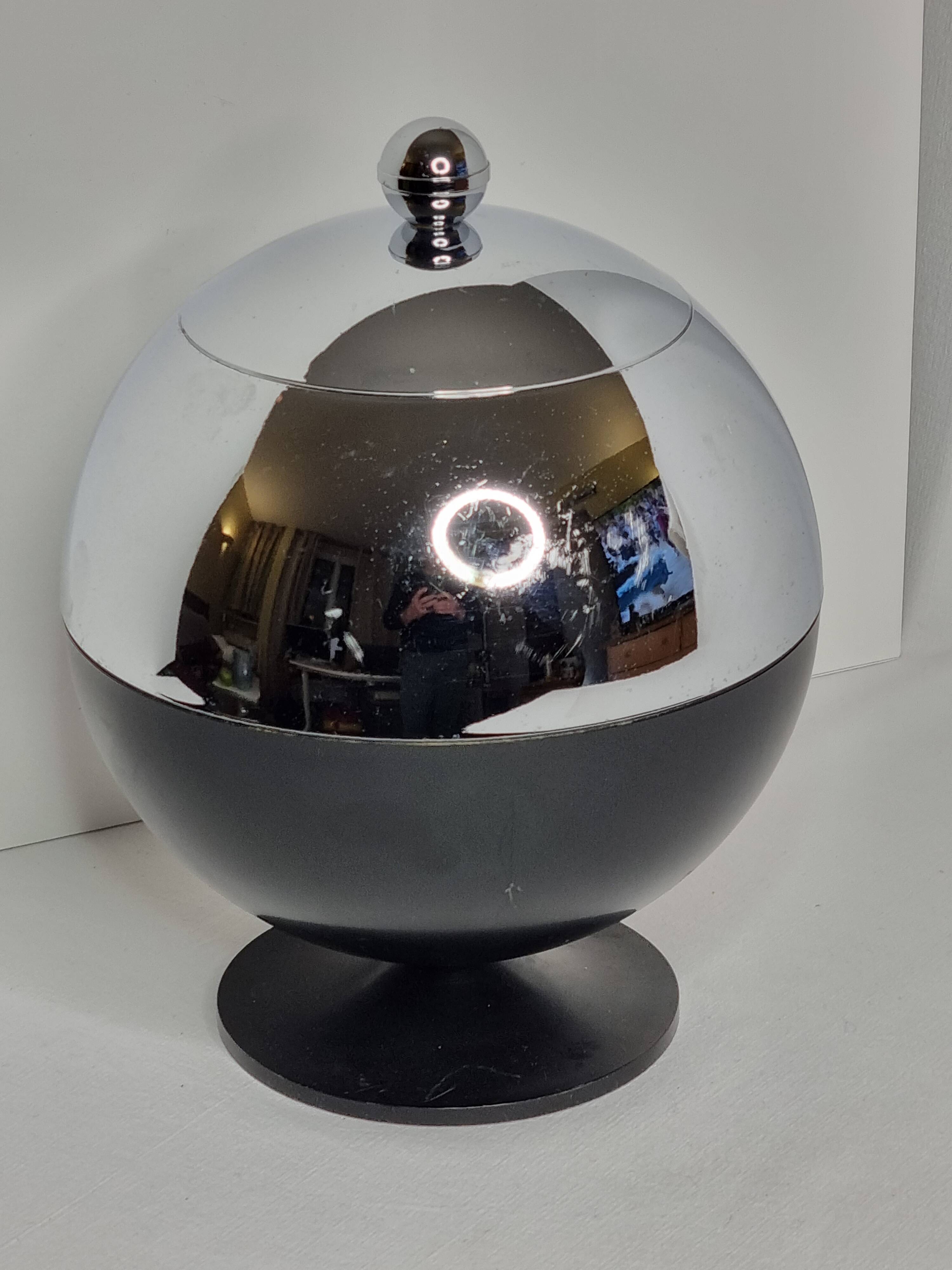 Coldy Lux ice bucket, spherical design in chrome and black metal, years.