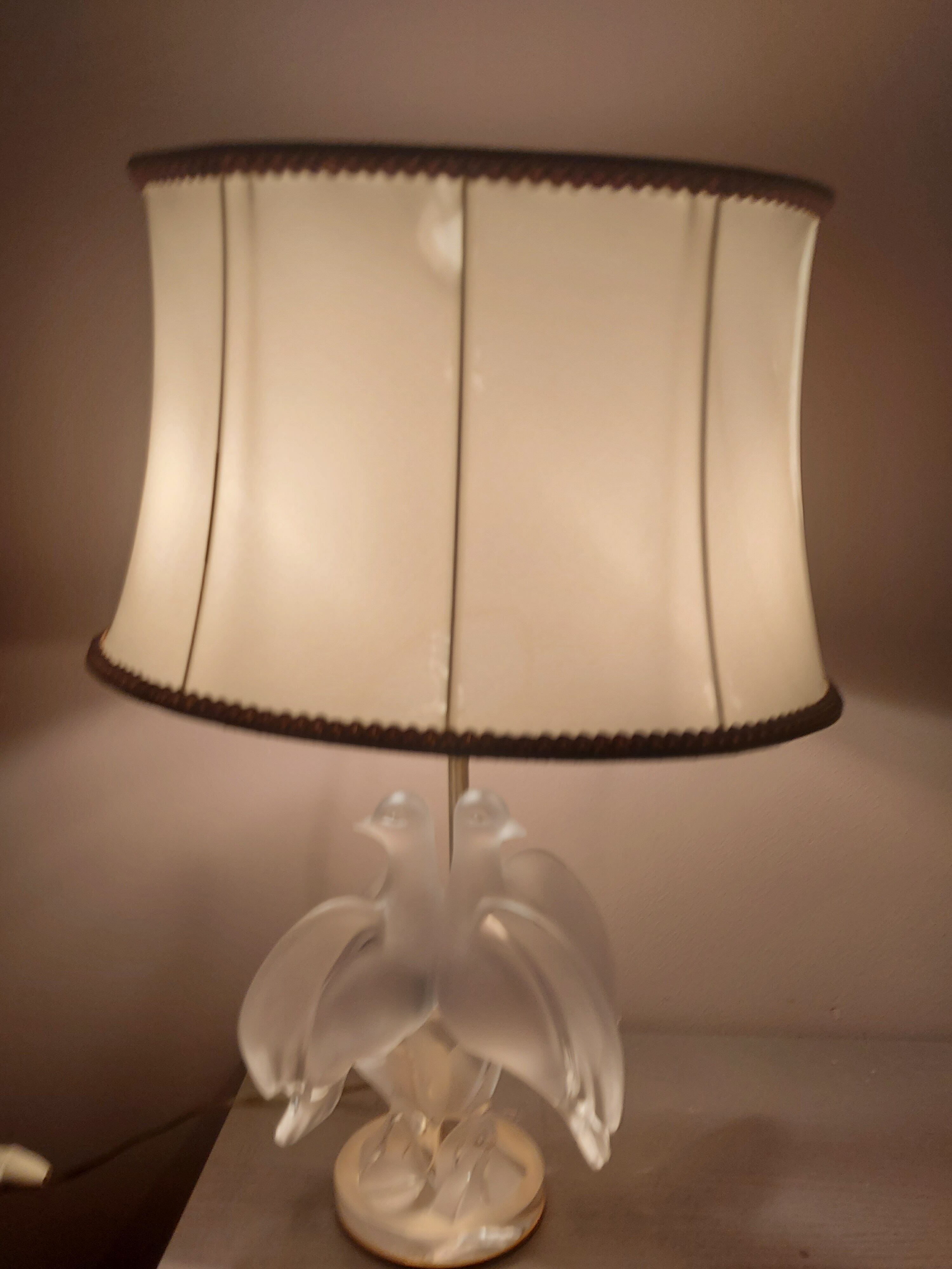 Crystal lamp Lalique with two doves model Ariane