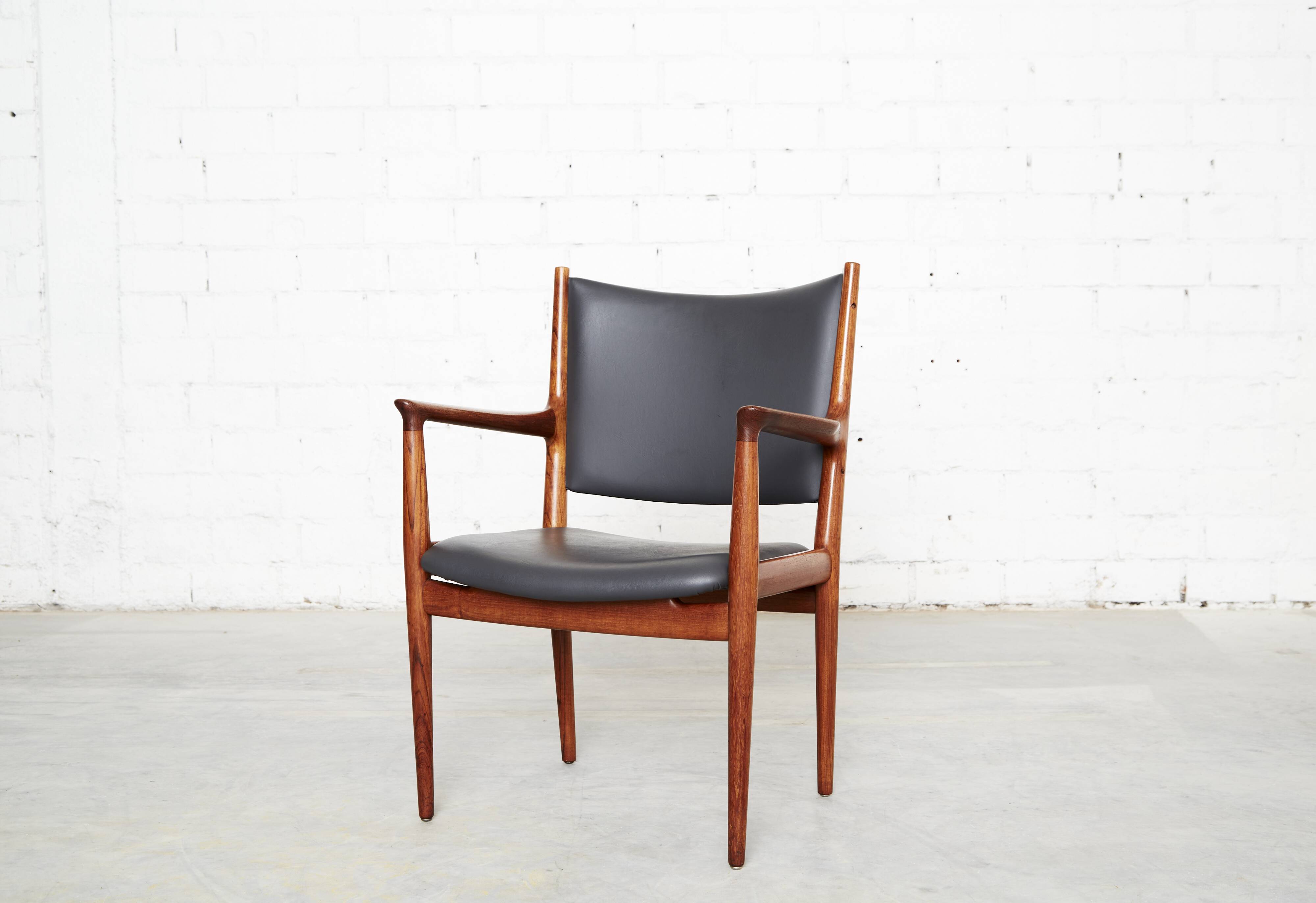 Hans Wegner JH-513 armchair for Johannes Hansen