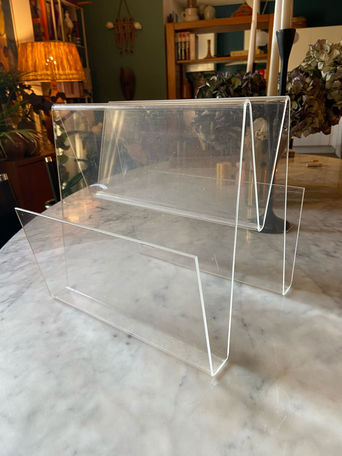 Magazine holder in altuglas 70s