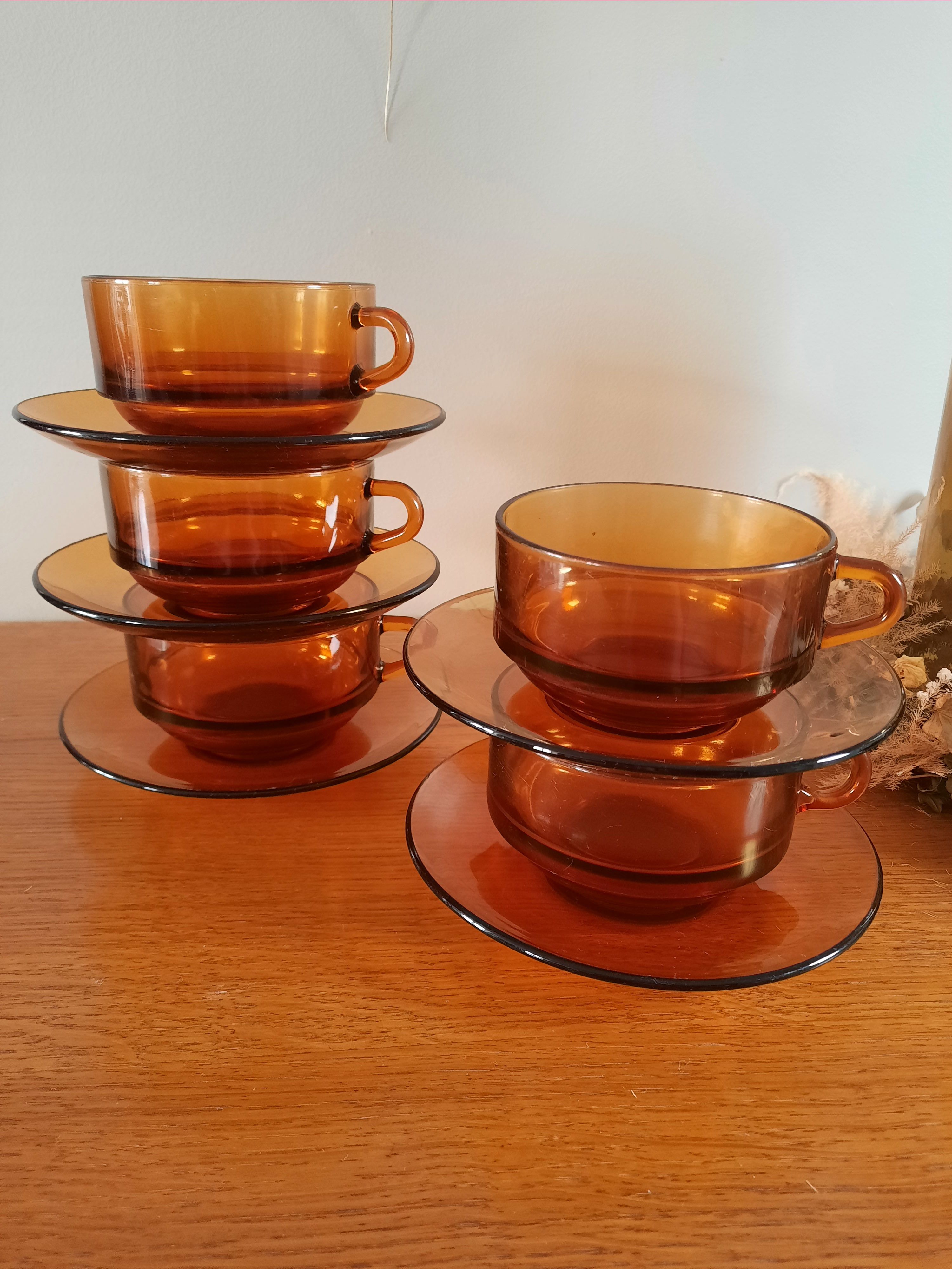 5 tasses et 5 soucoupes  couleur orange, brun