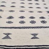 Tapis noir et blanc à motifs berbères fait main 190x121cm