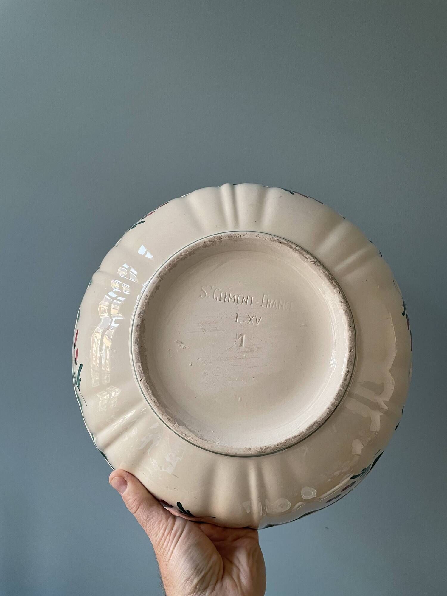 Lot de 2 plats ronds et d’1 saladier en faïence St Clément peints à la main