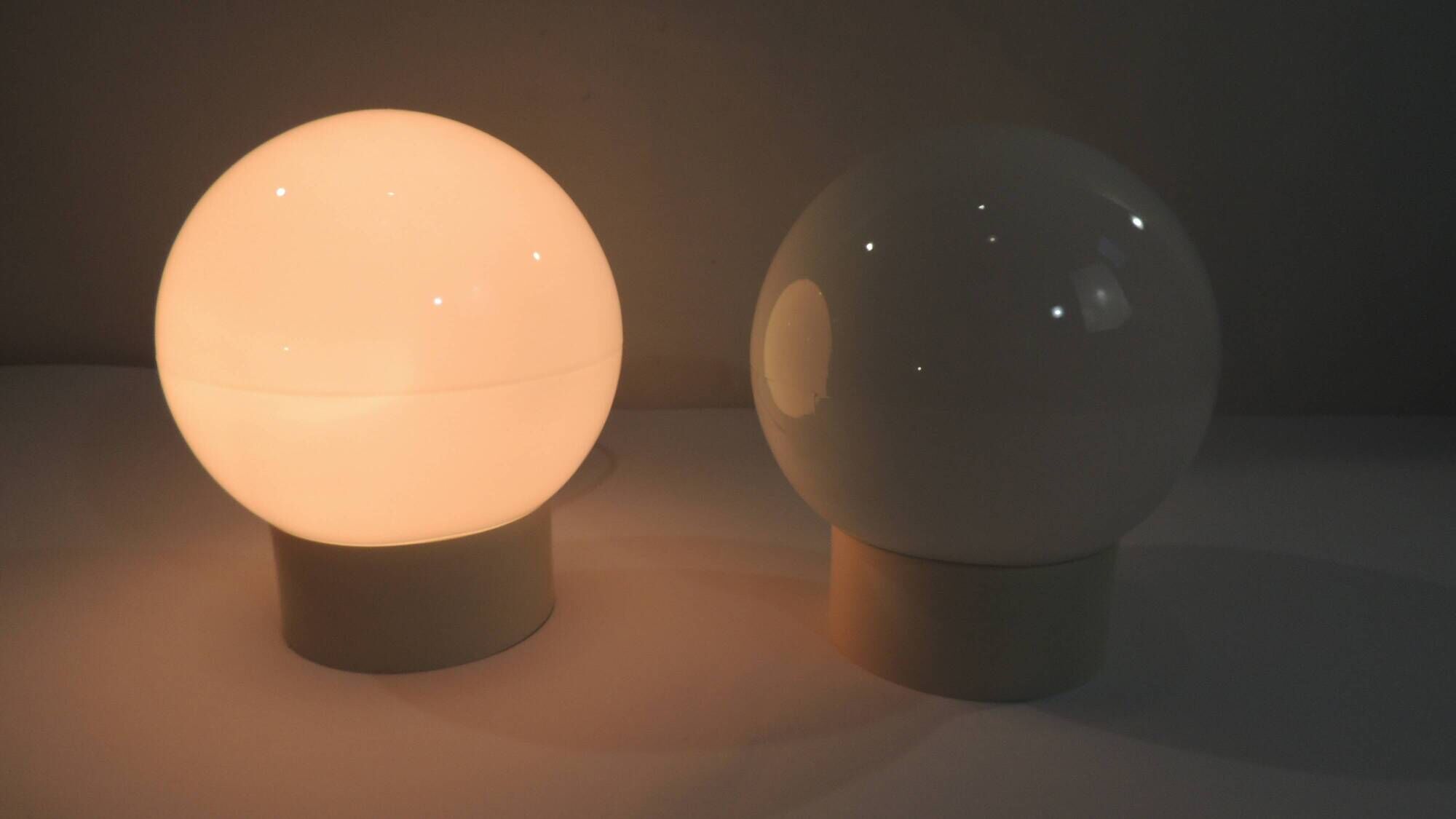 Vintage 1970s wall light pair – White ball wall light – Luminaire