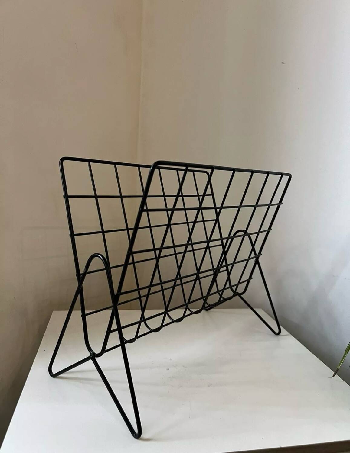 Black metal vinyl magazine rack design