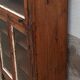 Petite armoire vitrée en bois avec porte rentrante