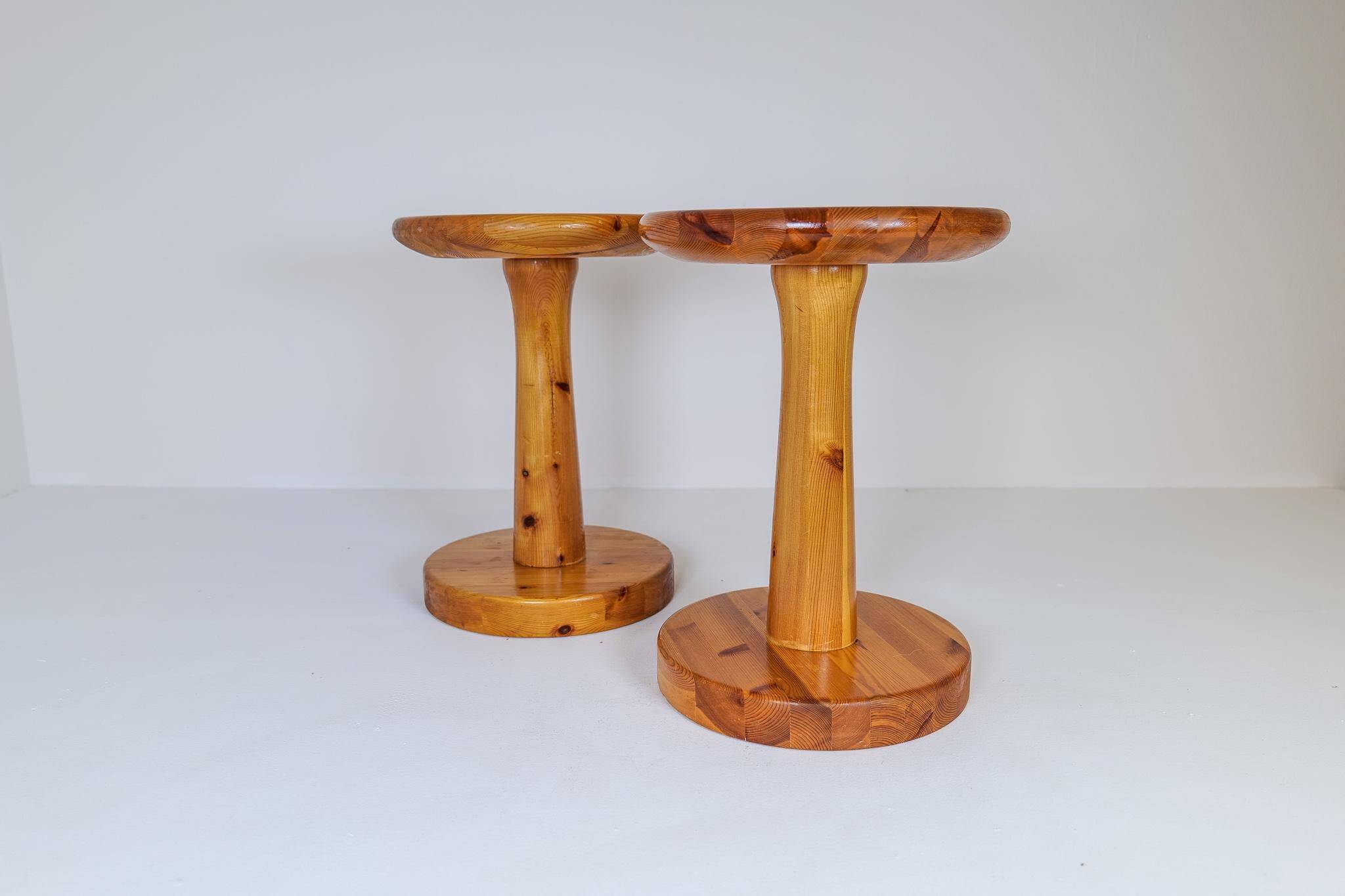 Pair of modern minimalist Scandinavian stools in pine, Sweden, 1970s.