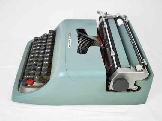 Machine à écrire Olivetti Studio 44 dans son étui avec la clef du coffret