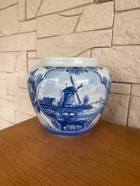 Delf earthenware pot