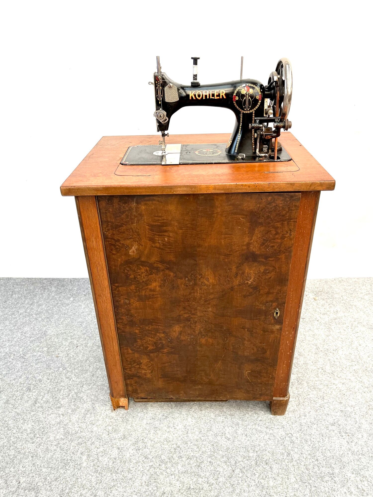 Mechanical Kohler sewing machine and its furniture with manual and replacement needle