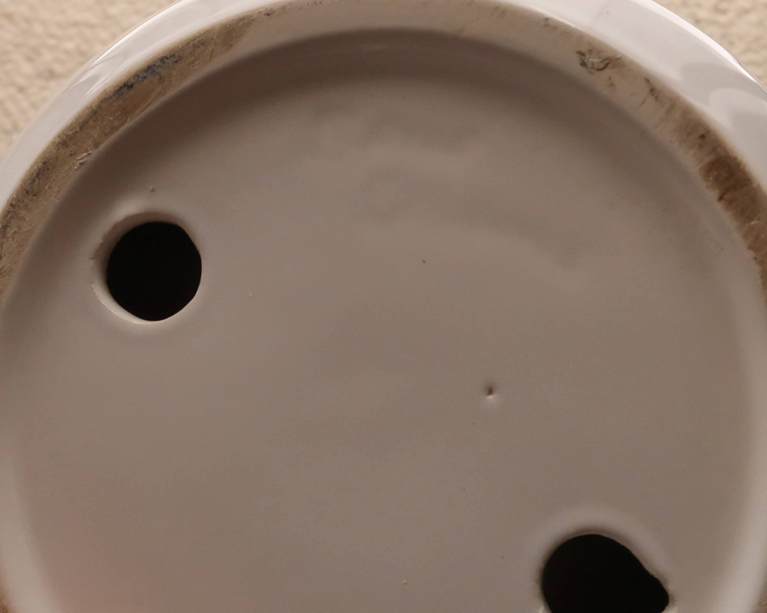 Imposing white ashtray signed in ceramic, 1970s