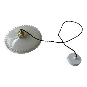 Suspension dentelee en opaline 26 cm vintage