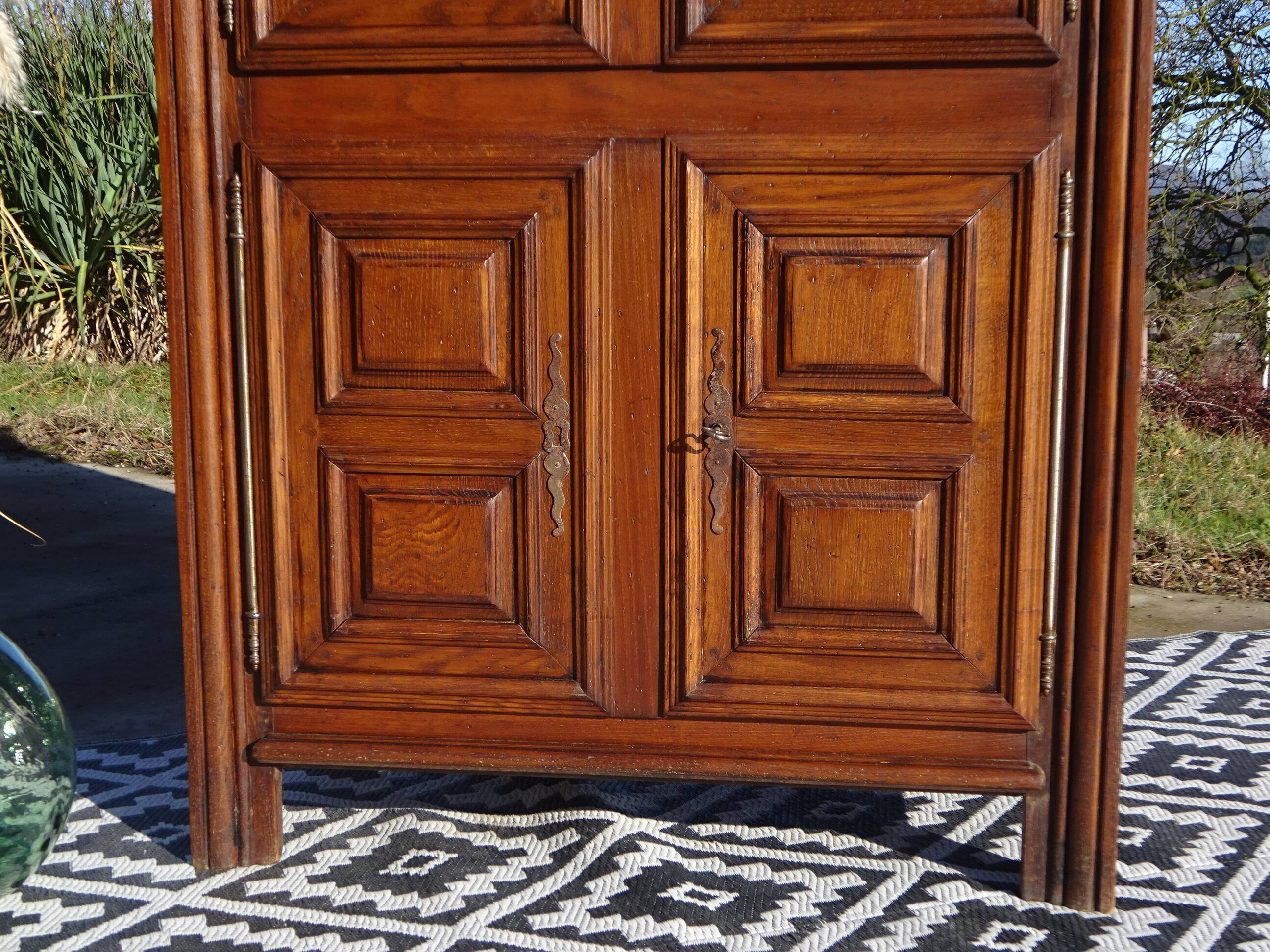Buffet haut en chêne massif de style Louis XIII