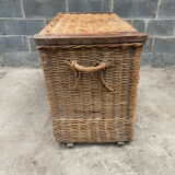 Wicker storage chest/trunk