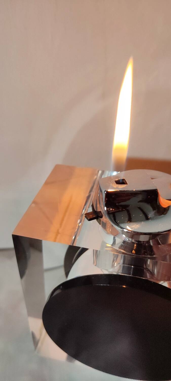Encendedor de metacrilato de Felice Antonio Botta. Italia, 1970s.
