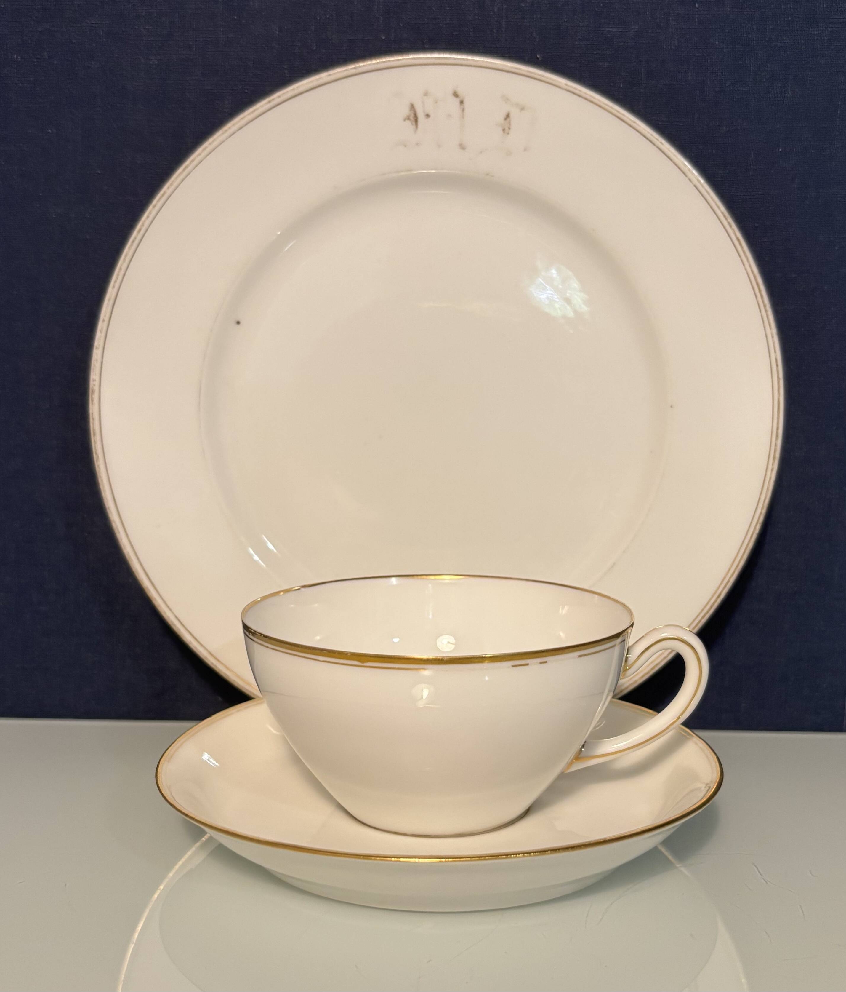 Service à thé en porcelaine (Limoges) 35 pieces monogrammè à liseré doré