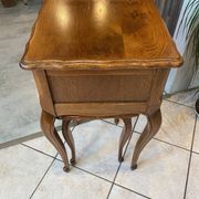 Guéridon ensemble gueridon et tabouret de style Louis XV en chêne massif