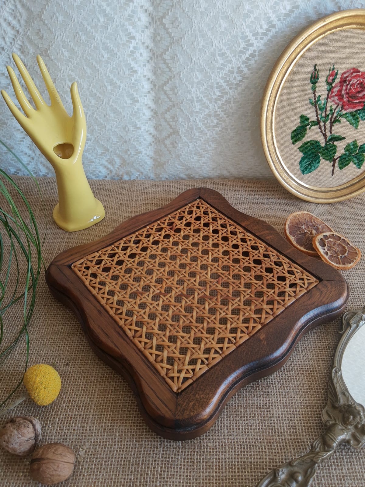 Dessous de plat bois et cannage vintage